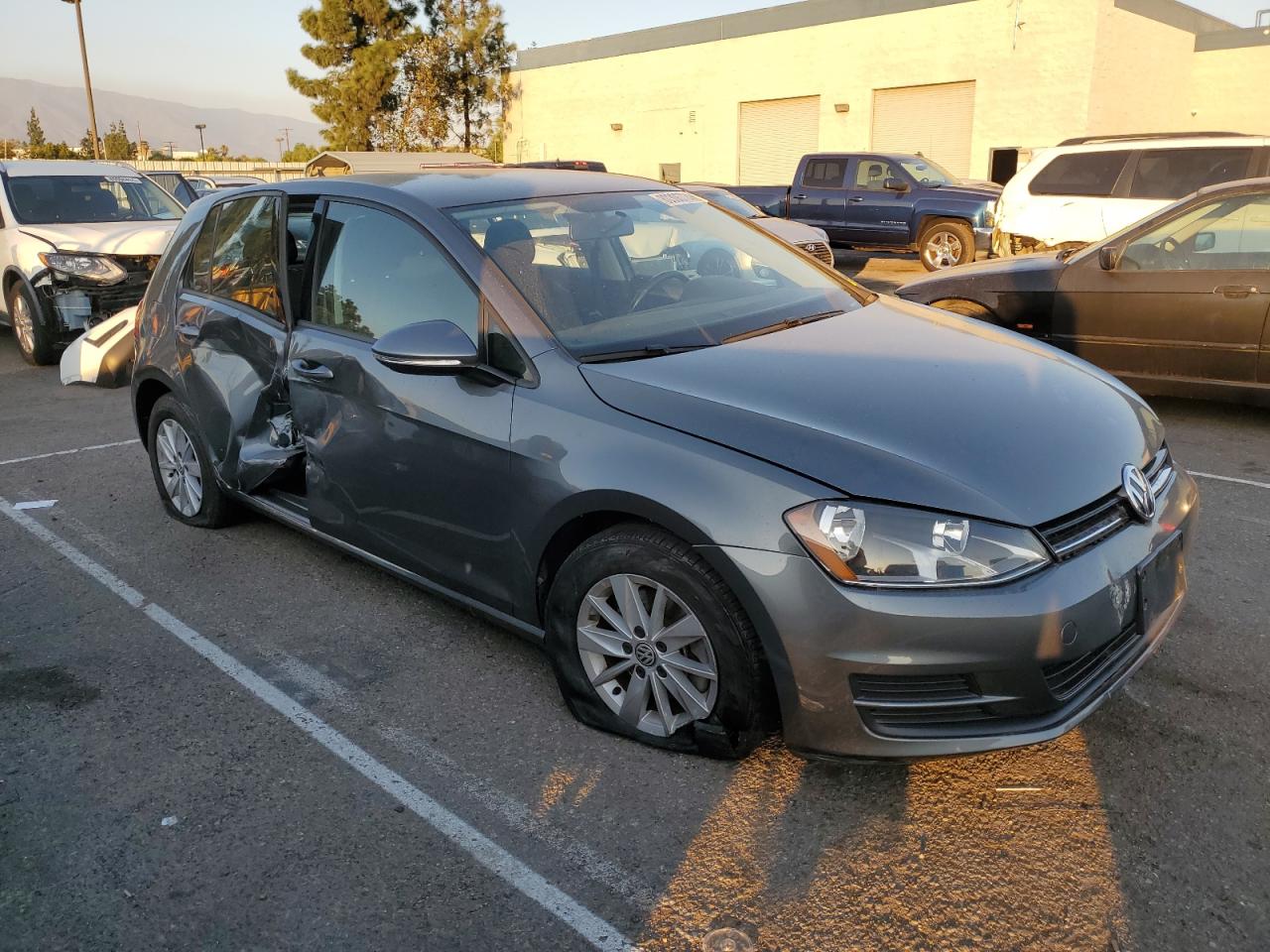 Lot #3049763102 2016 VOLKSWAGEN GOLF S/SE