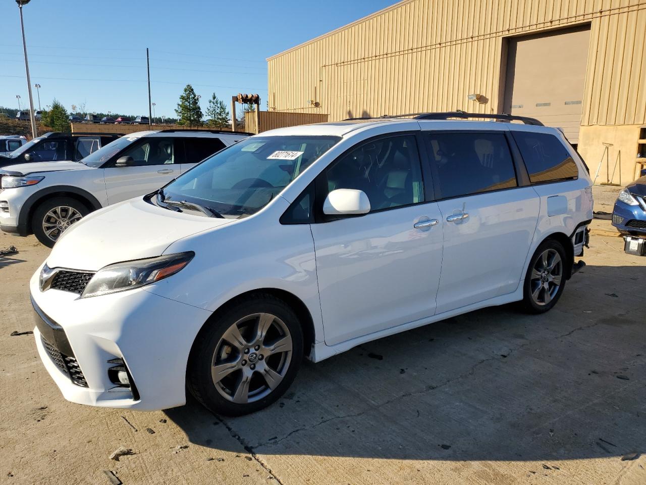 Lot #3004150009 2018 TOYOTA SIENNA SE