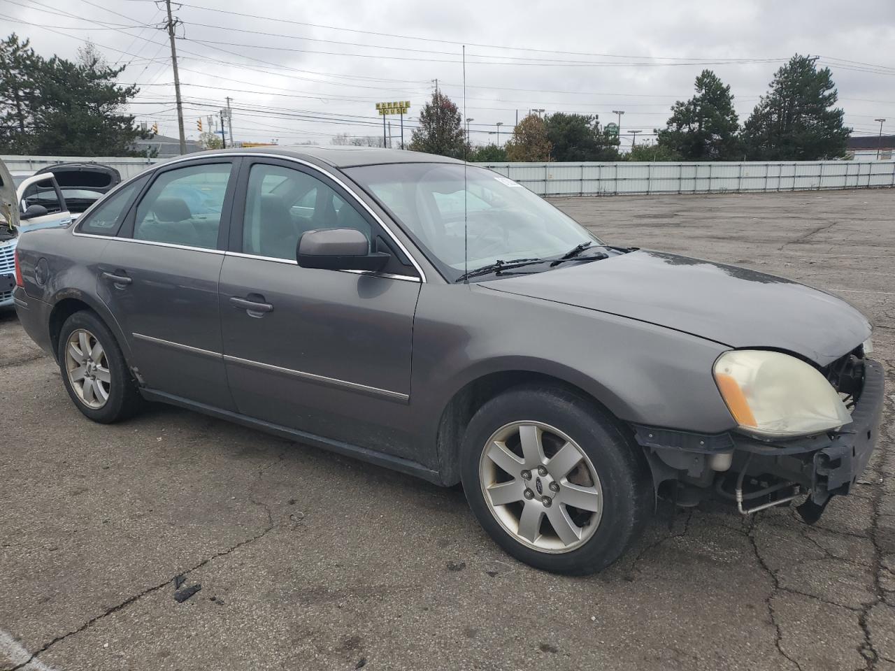 Lot #2989045613 2005 FORD FIVE HUNDR