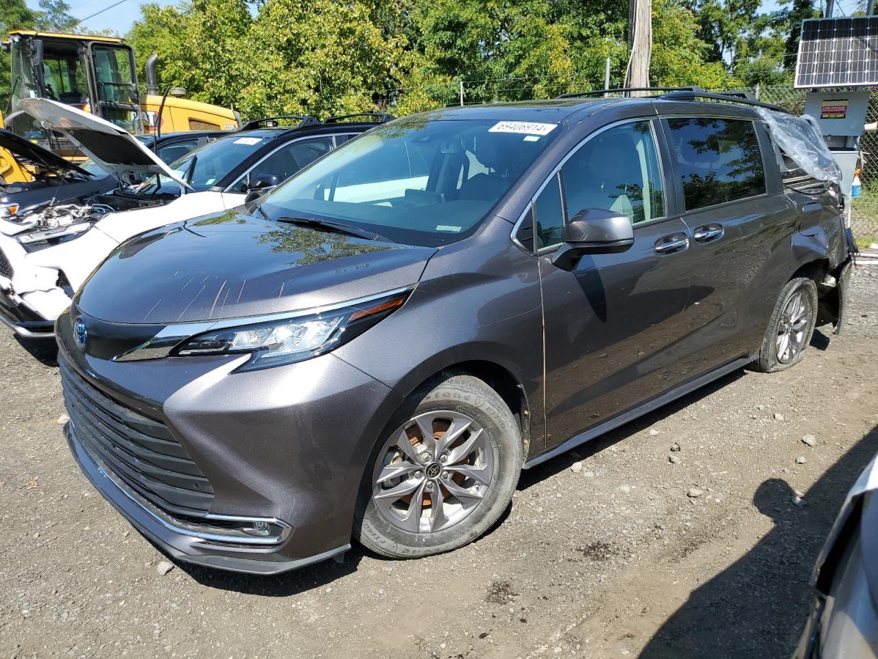 Lot #2971531709 2022 TOYOTA SIENNA XLE