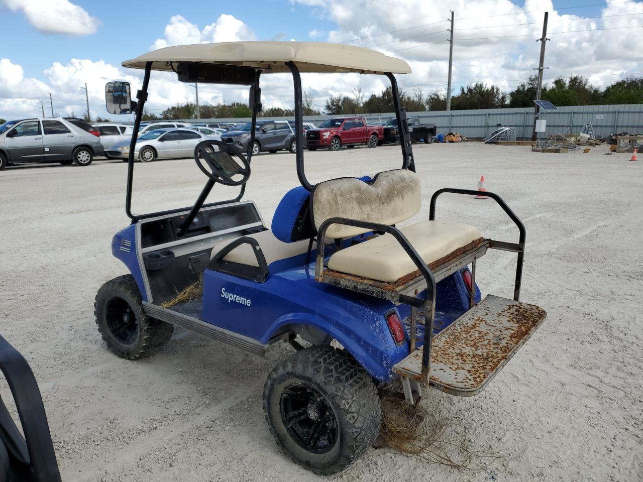 Lot #2996924111 2000 EZGO GOLF CART