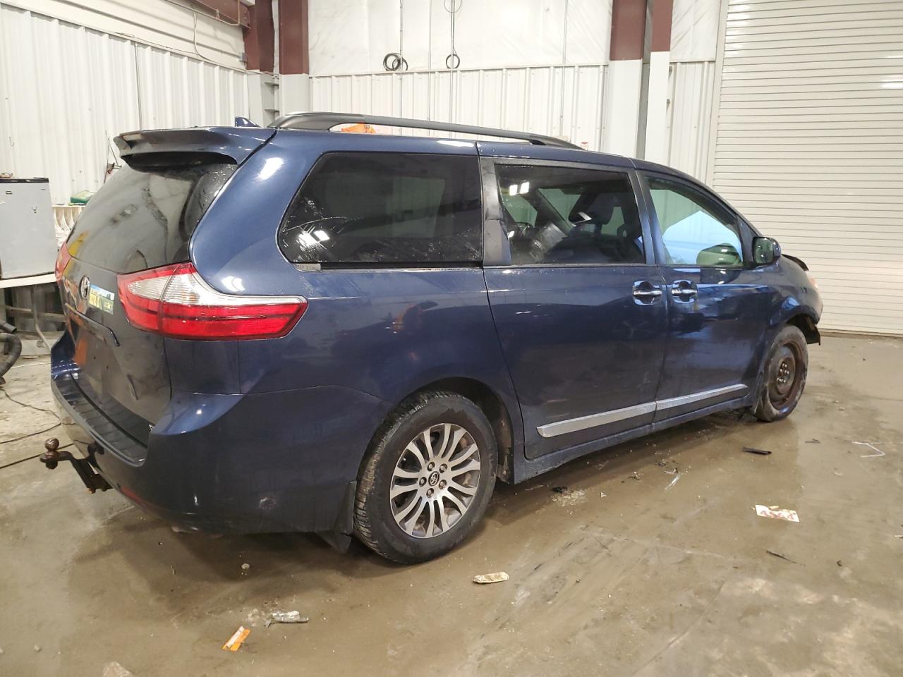 Lot #3024754215 2018 TOYOTA SIENNA XLE