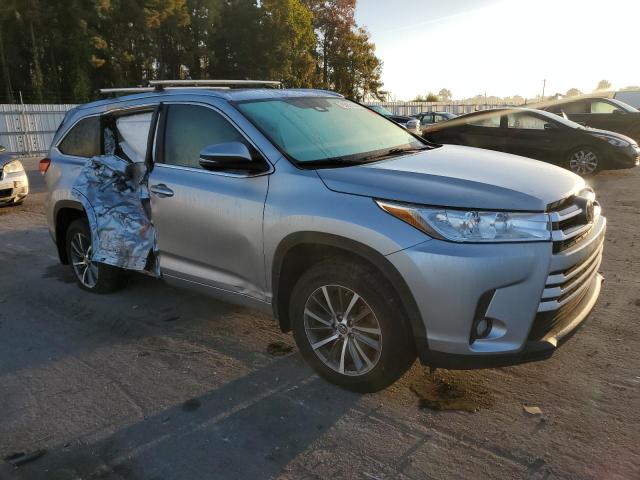 VIN 5TDJZRFH9JS540845 2018 Toyota Highlander, SE no.4