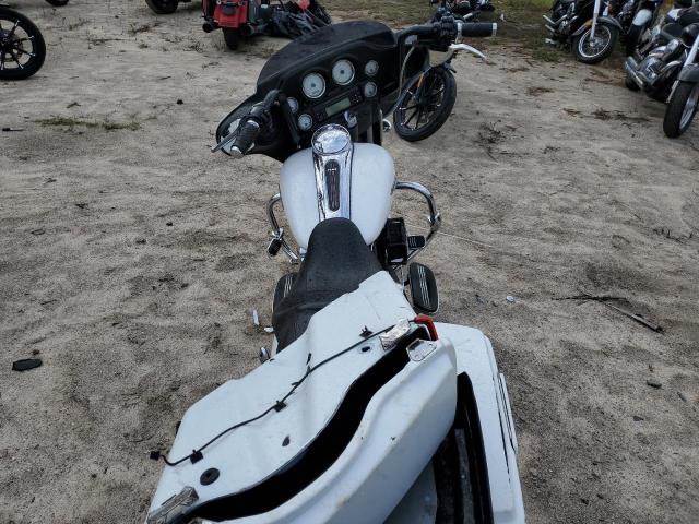 2011 HARLEY-DAVIDSON FLHX - 1HD1KB412BB635739