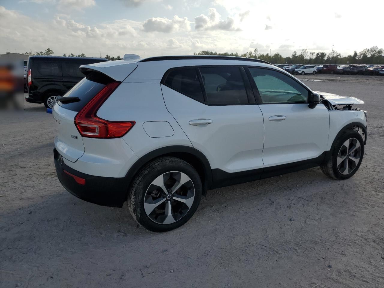 Lot #2976123500 2024 VOLVO XC40 CORE