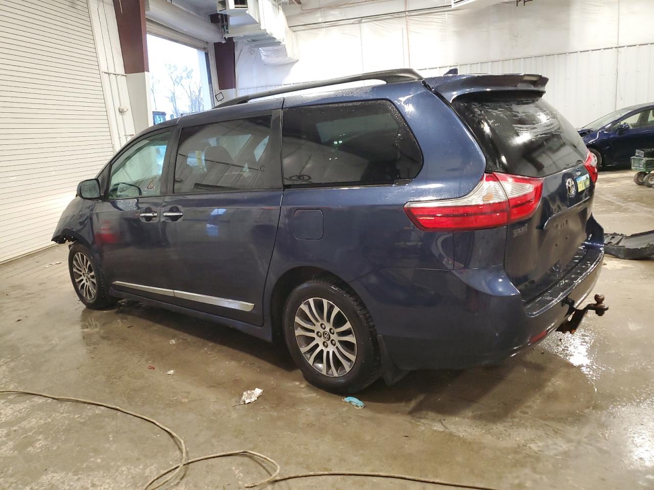 Lot #3024754215 2018 TOYOTA SIENNA XLE