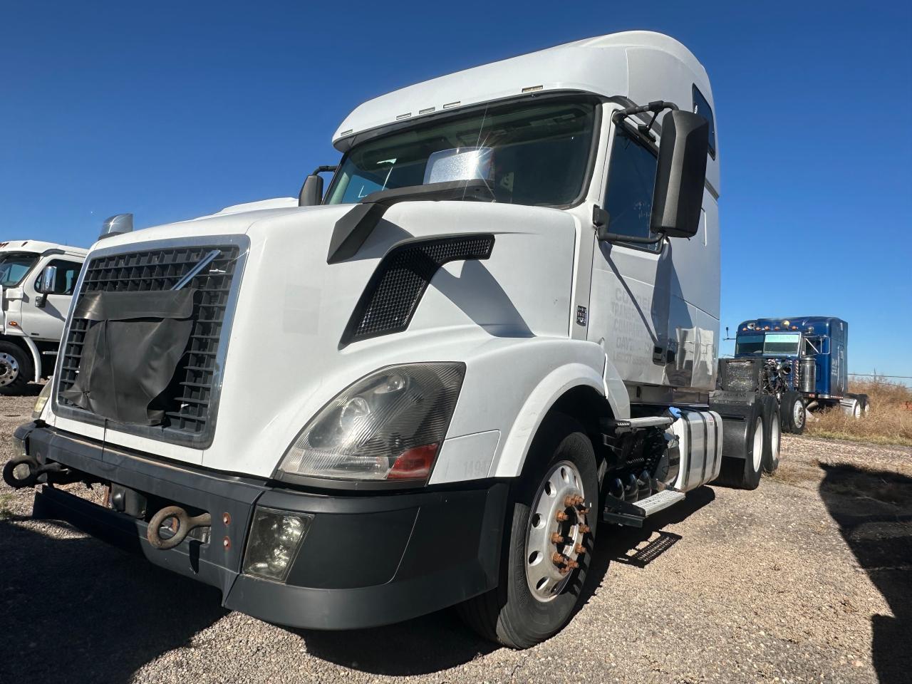 Lot #2976714757 2014 VOLVO VN VNL