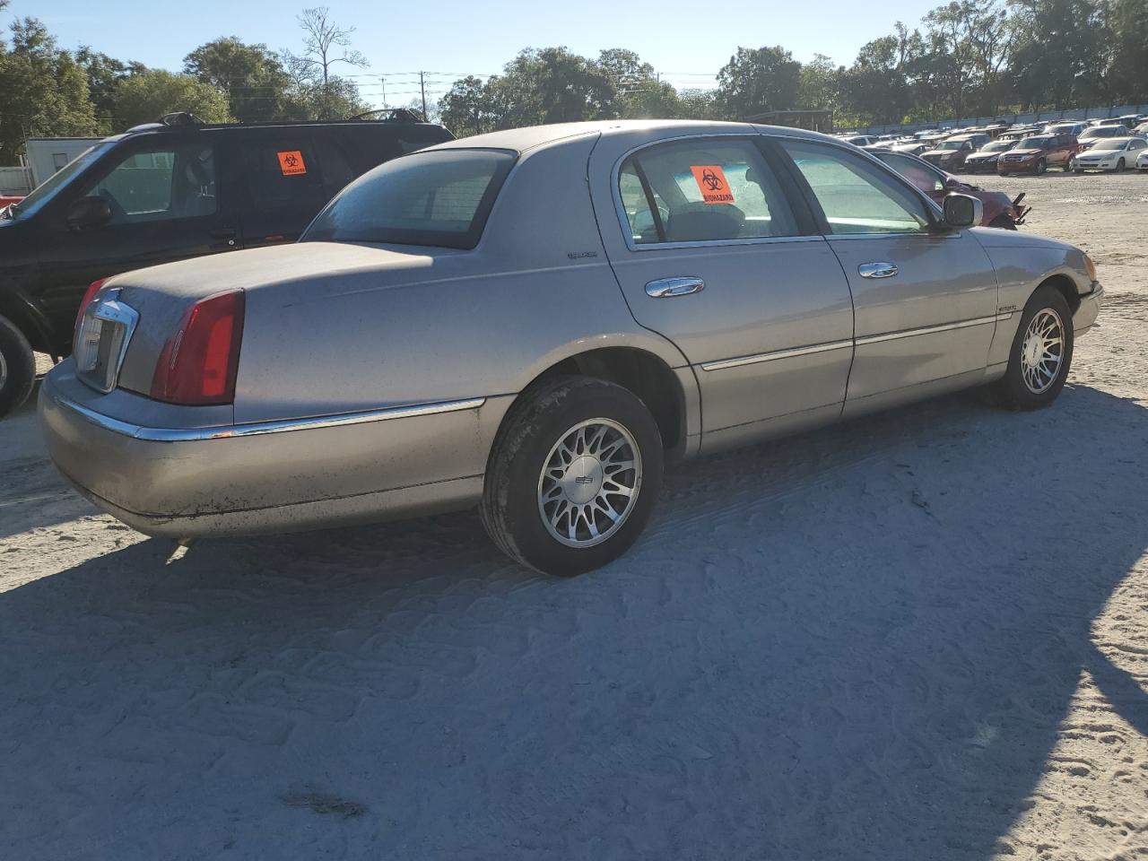 Lot #3041838454 2001 LINCOLN TOWN CAR S