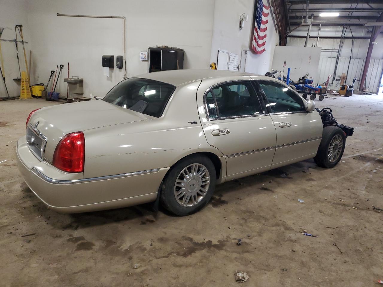 Lot #2960151224 2009 LINCOLN TOWN CAR S