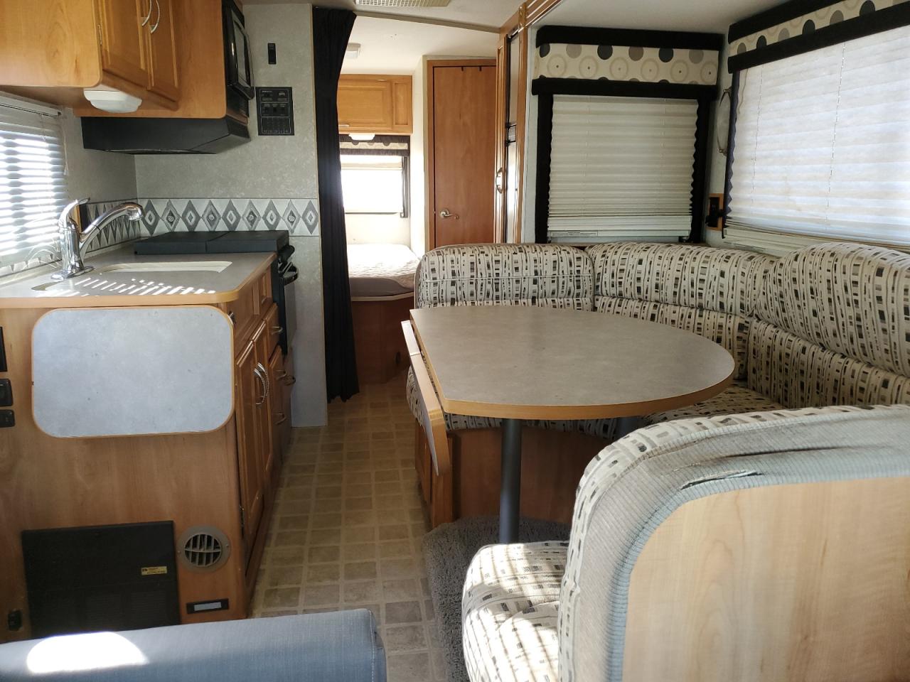 Lot #2986928828 2005 WINNEBAGO ASPECT