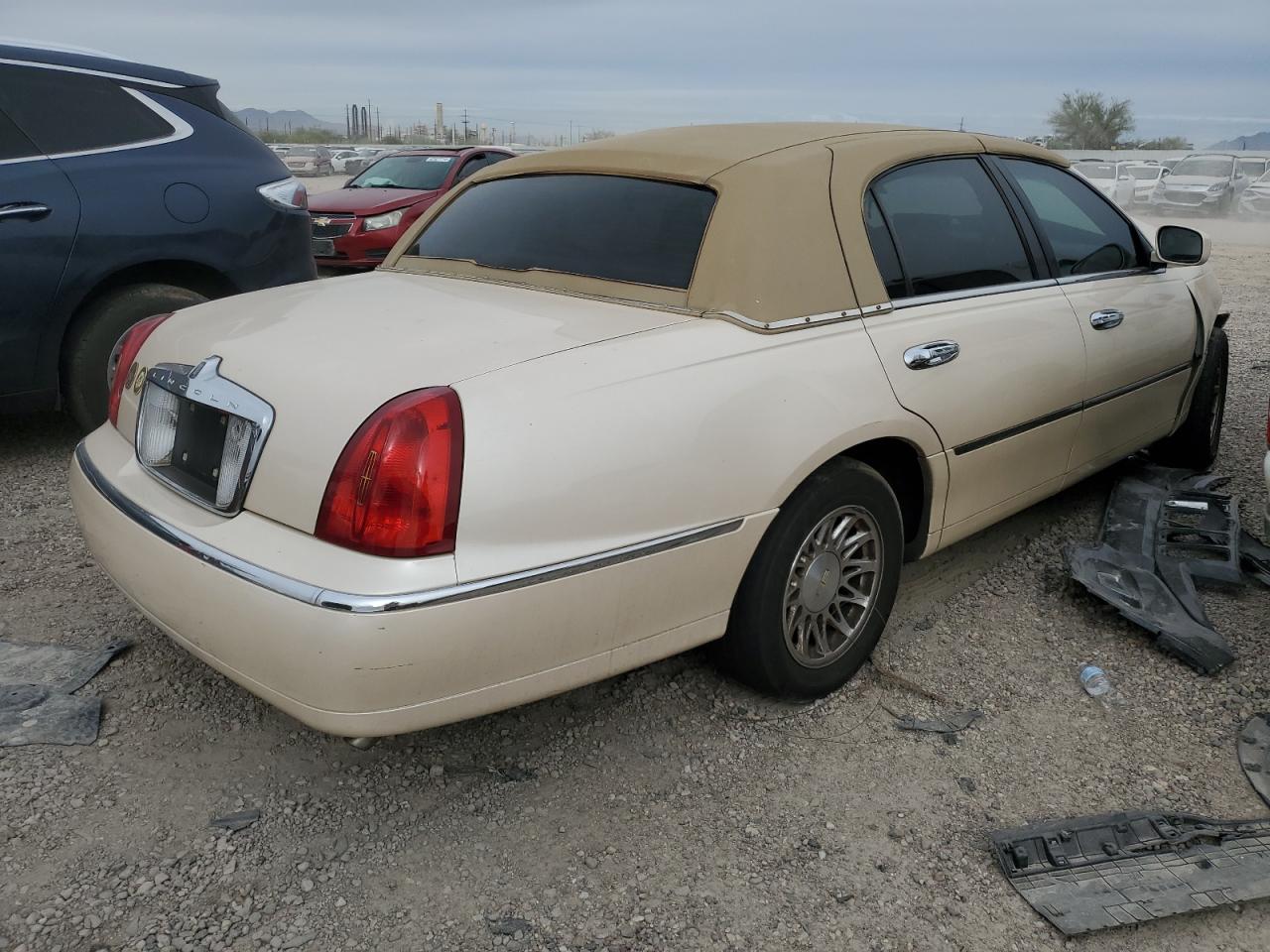 Lot #3025788327 1998 LINCOLN TOWN CAR C