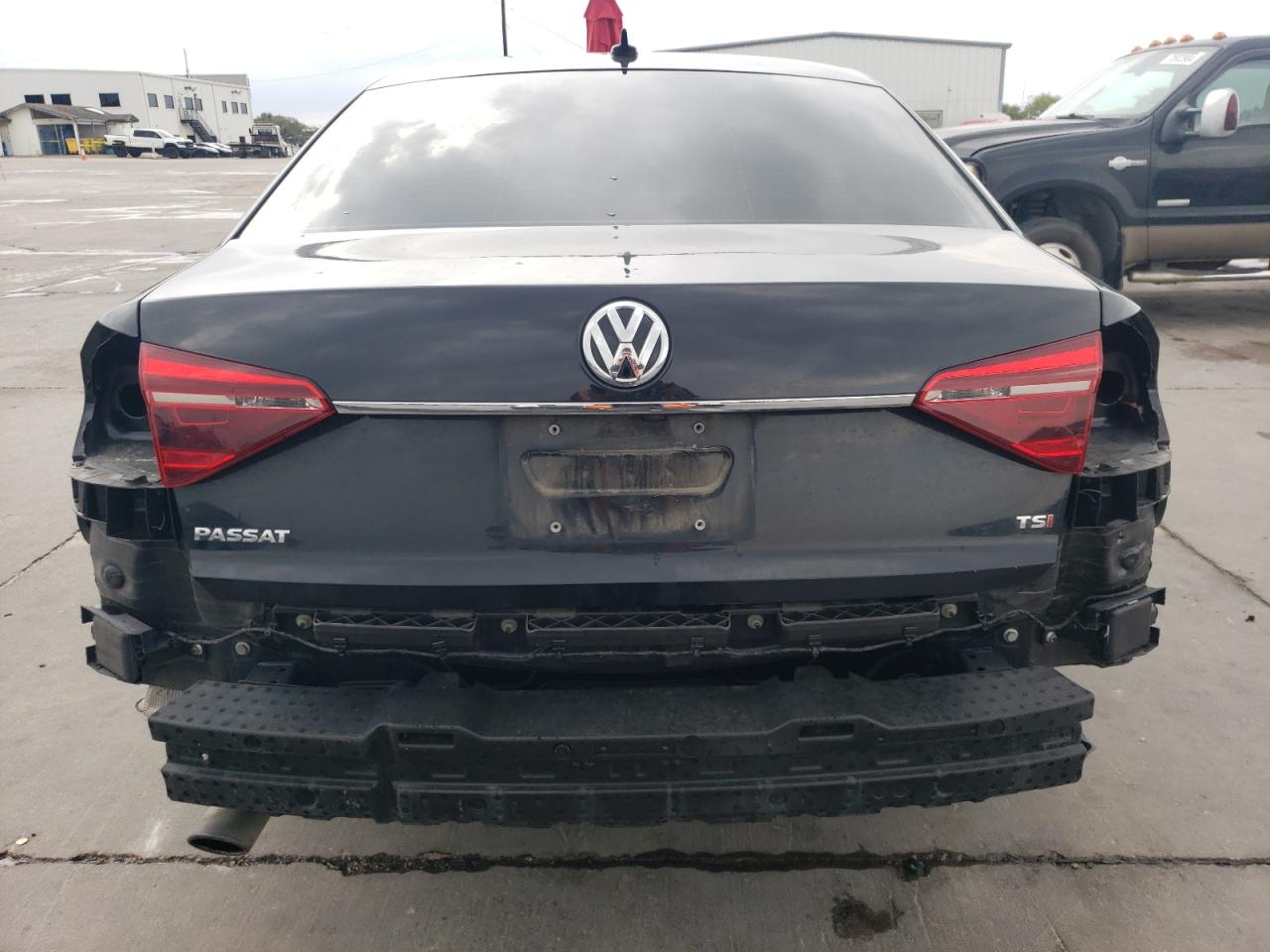 Lot #2960066060 2017 VOLKSWAGEN PASSAT R-L