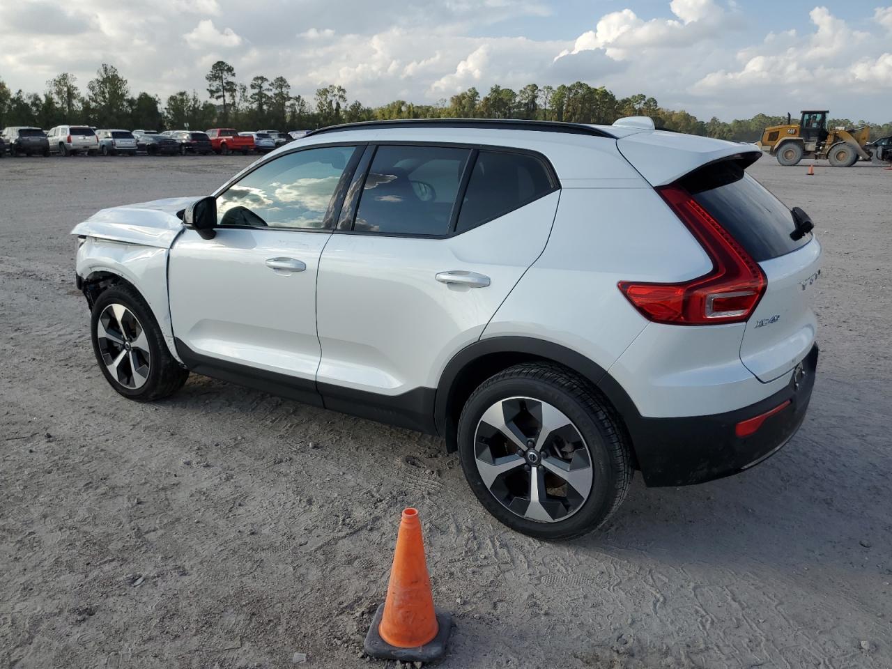 Lot #2976123500 2024 VOLVO XC40 CORE