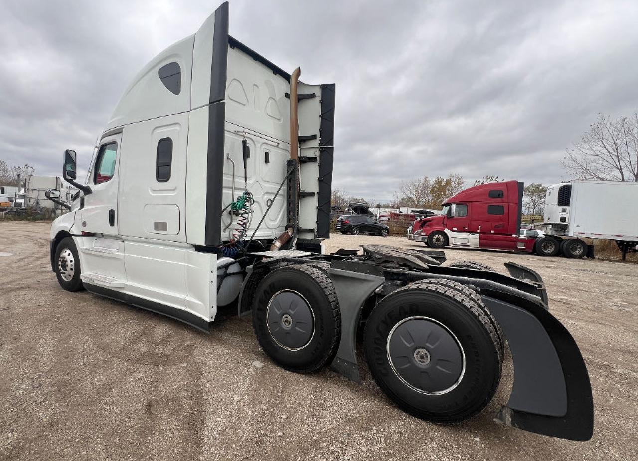 Lot #2957080452 2021 FREIGHTLINER CASCADIA 1