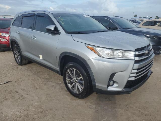 VIN 5TDKZRFH0KS563503 2019 Toyota Highlander, SE no.4