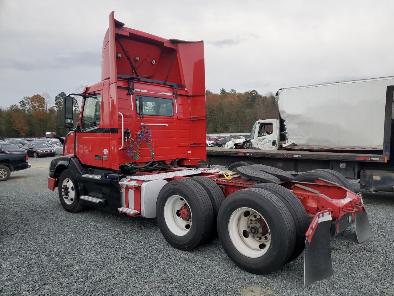 Lot #2996718801 2016 VOLVO VN VNL