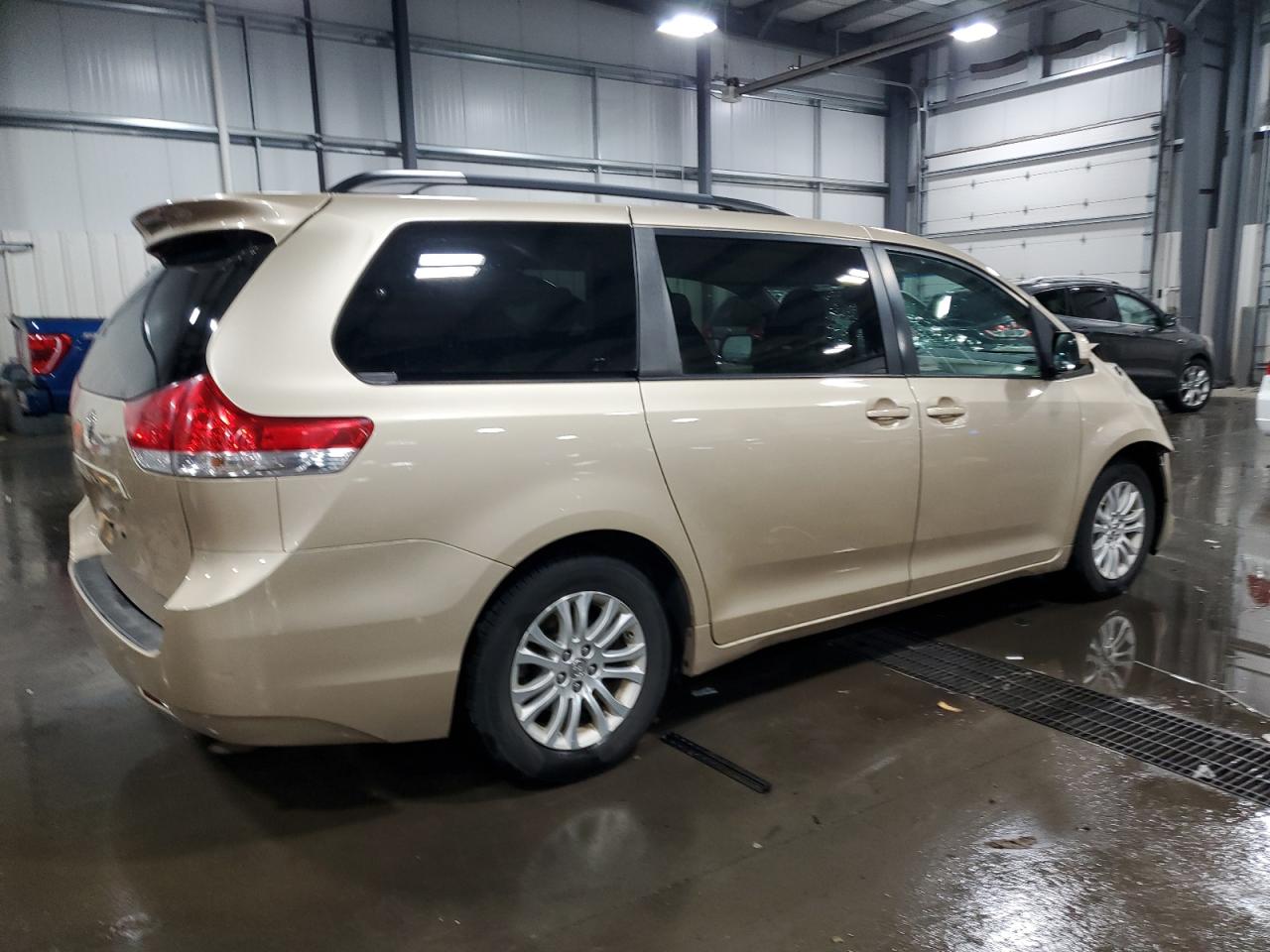 Lot #3004174909 2014 TOYOTA SIENNA XLE