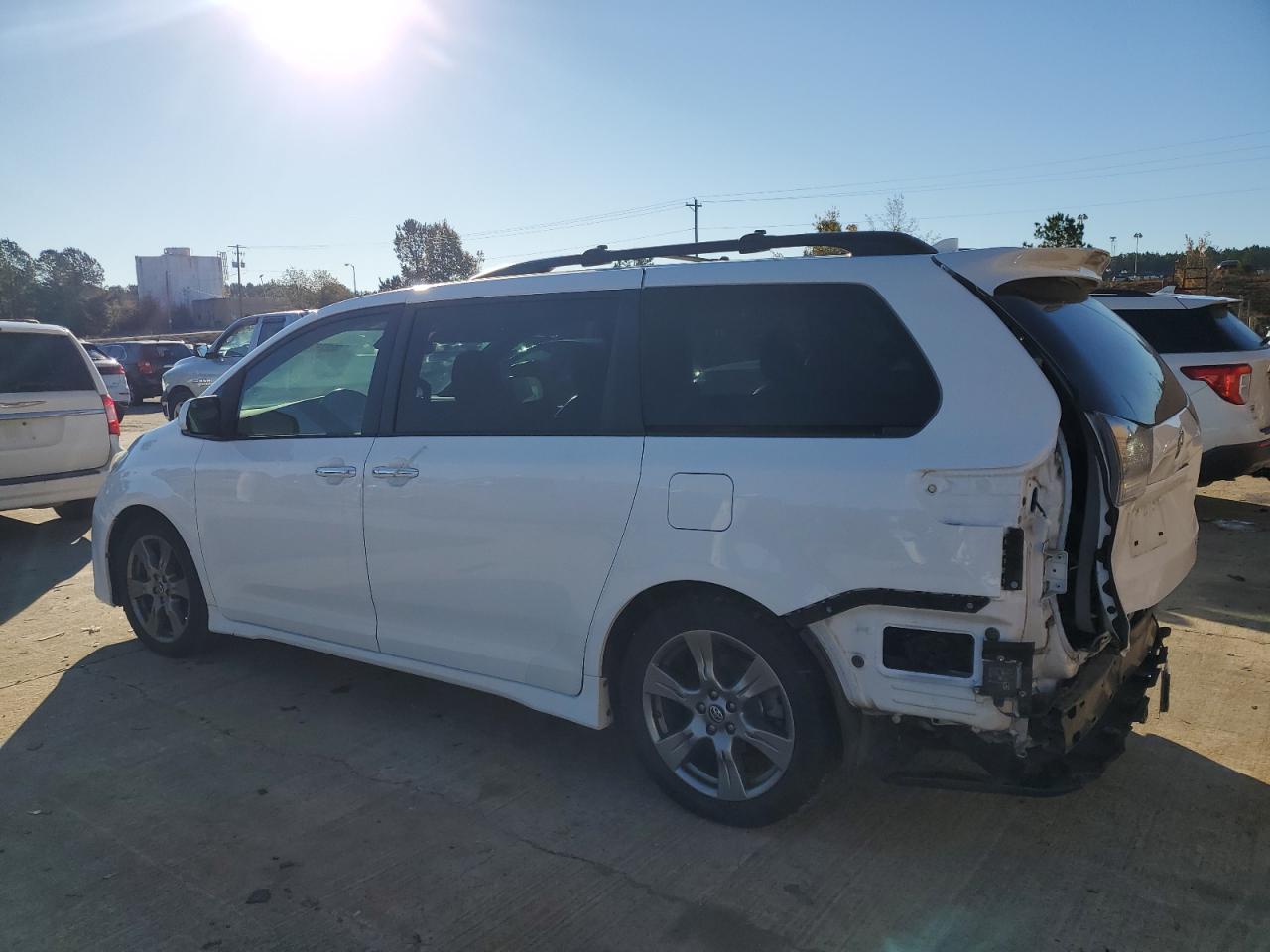 Lot #3004150009 2018 TOYOTA SIENNA SE