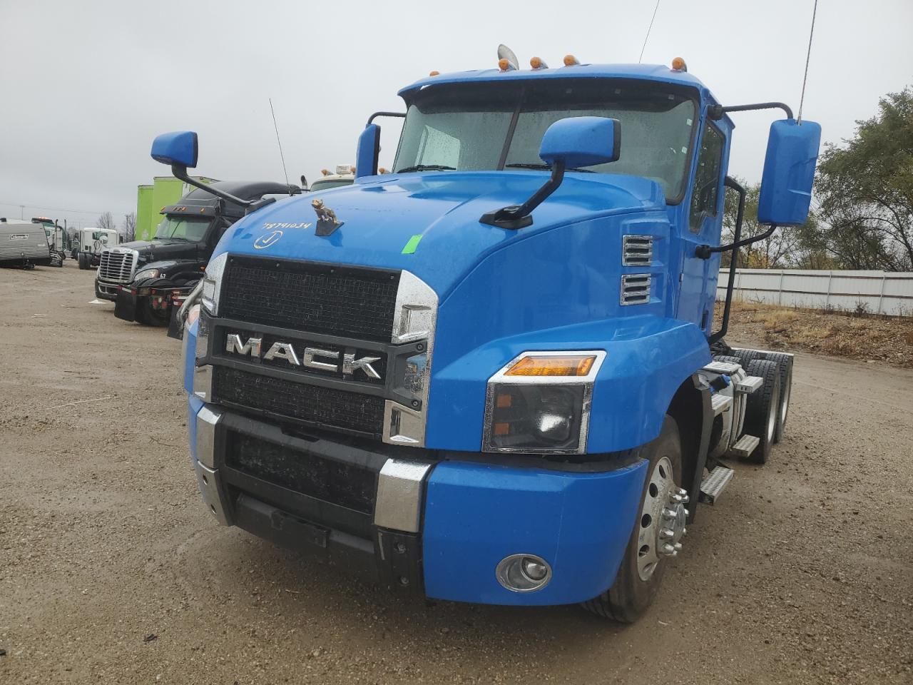 Lot #2989182711 2020 MACK ANTHEM