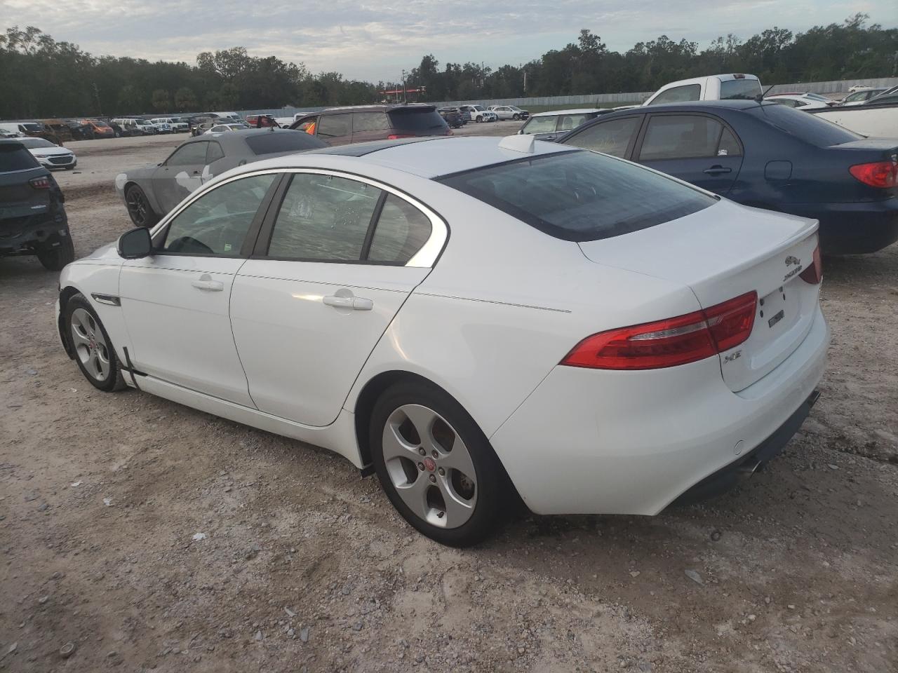 Lot #2969790389 2017 JAGUAR XE