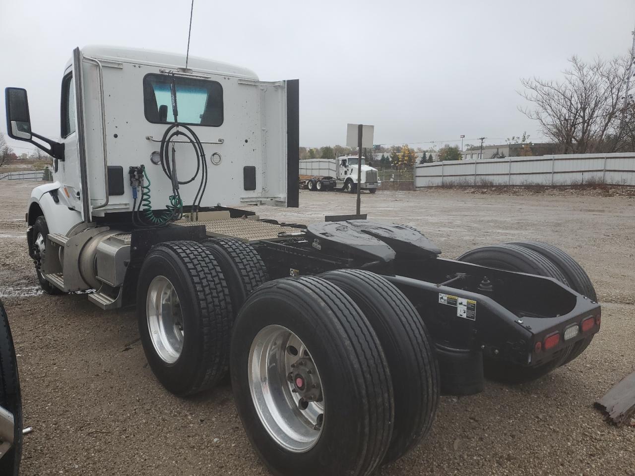 Lot #2955061833 2022 PETERBILT 579