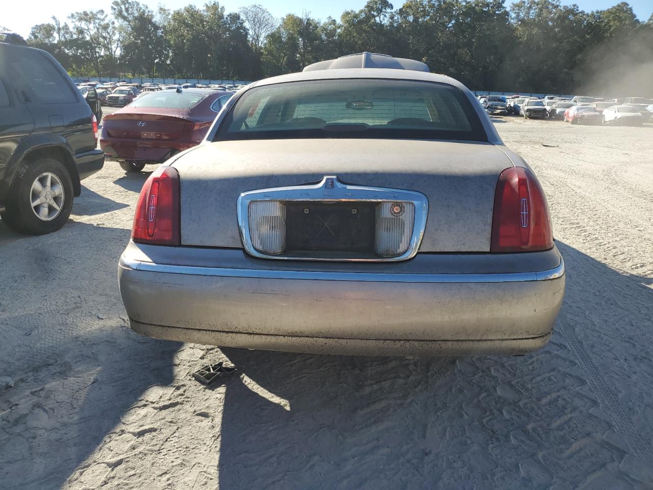 Lot #3041838454 2001 LINCOLN TOWN CAR S