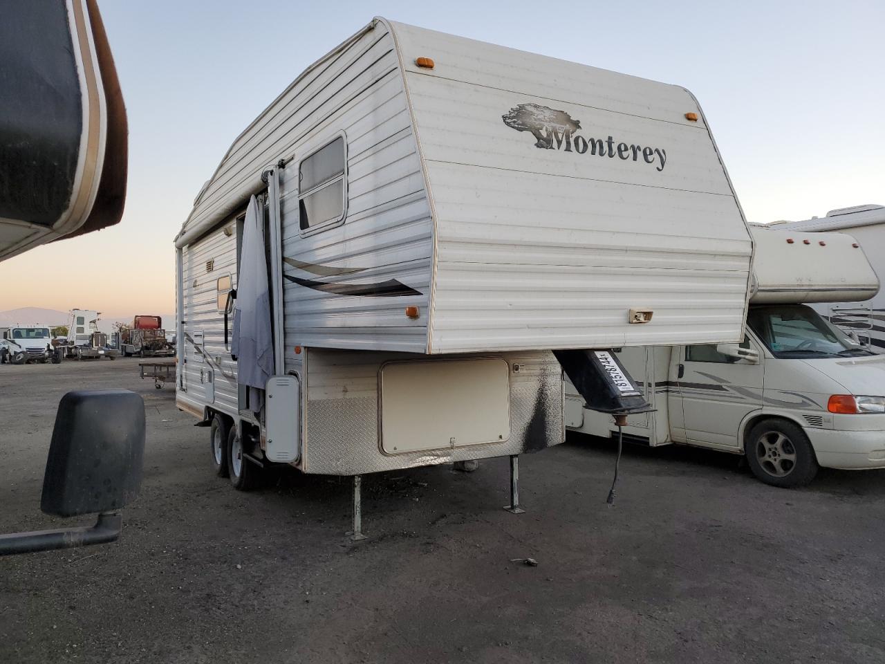 Lot #3006379106 2004 MONT 5TH WHEEL