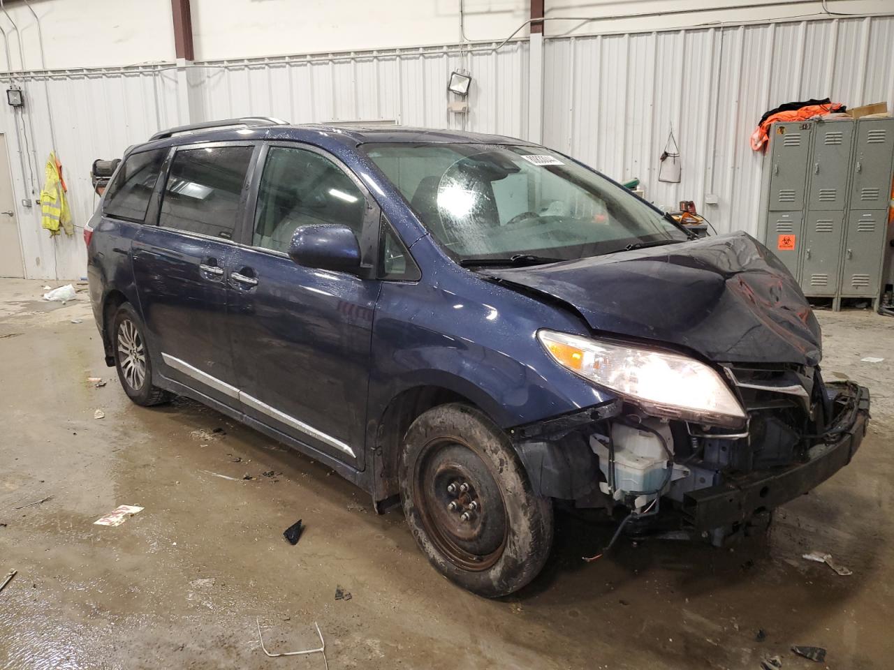 Lot #3024754215 2018 TOYOTA SIENNA XLE