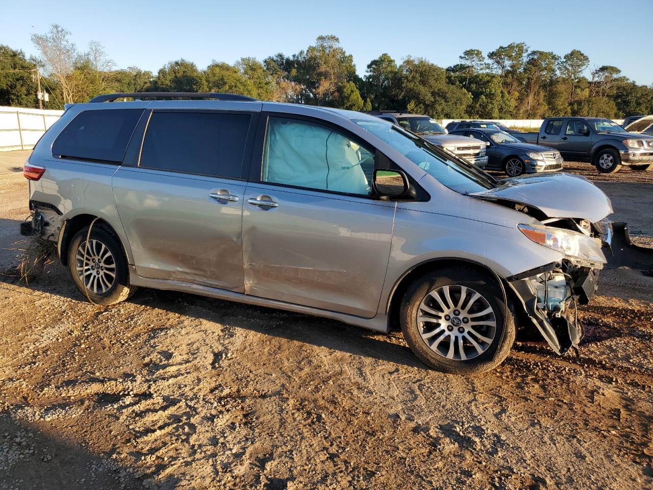 Lot #3021131177 2018 TOYOTA SIENNA XLE