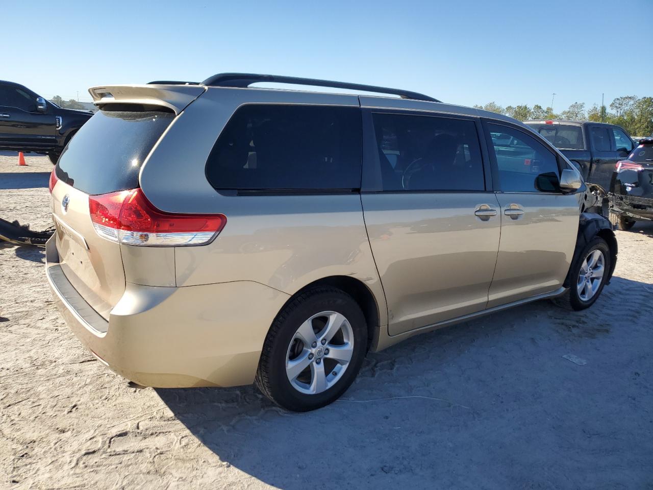 Lot #3033425108 2011 TOYOTA SIENNA LE