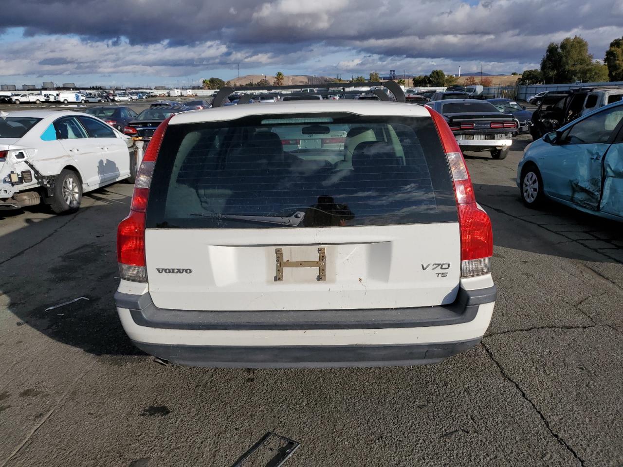 Lot #2972156132 2001 VOLVO V70 T5 TUR