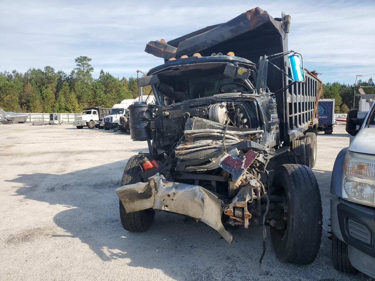 Lot #2996477393 2003 MACK 600 RD600