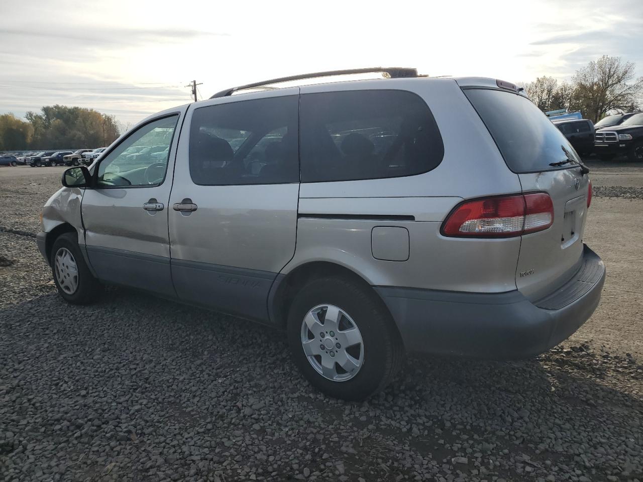 Lot #2989333590 2001 TOYOTA SIENNA LE