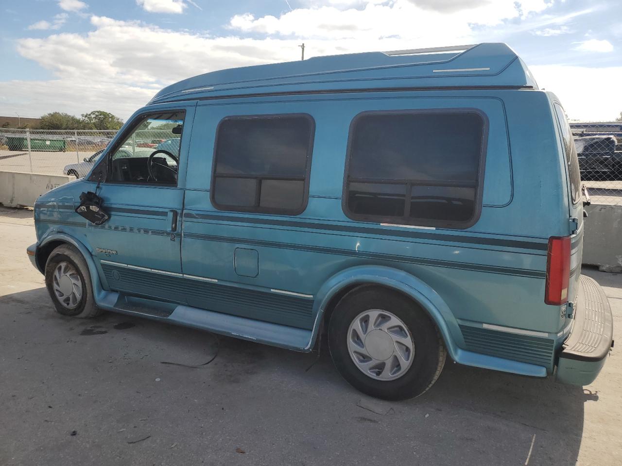 Lot #3030665108 1995 GMC SAFARI XT