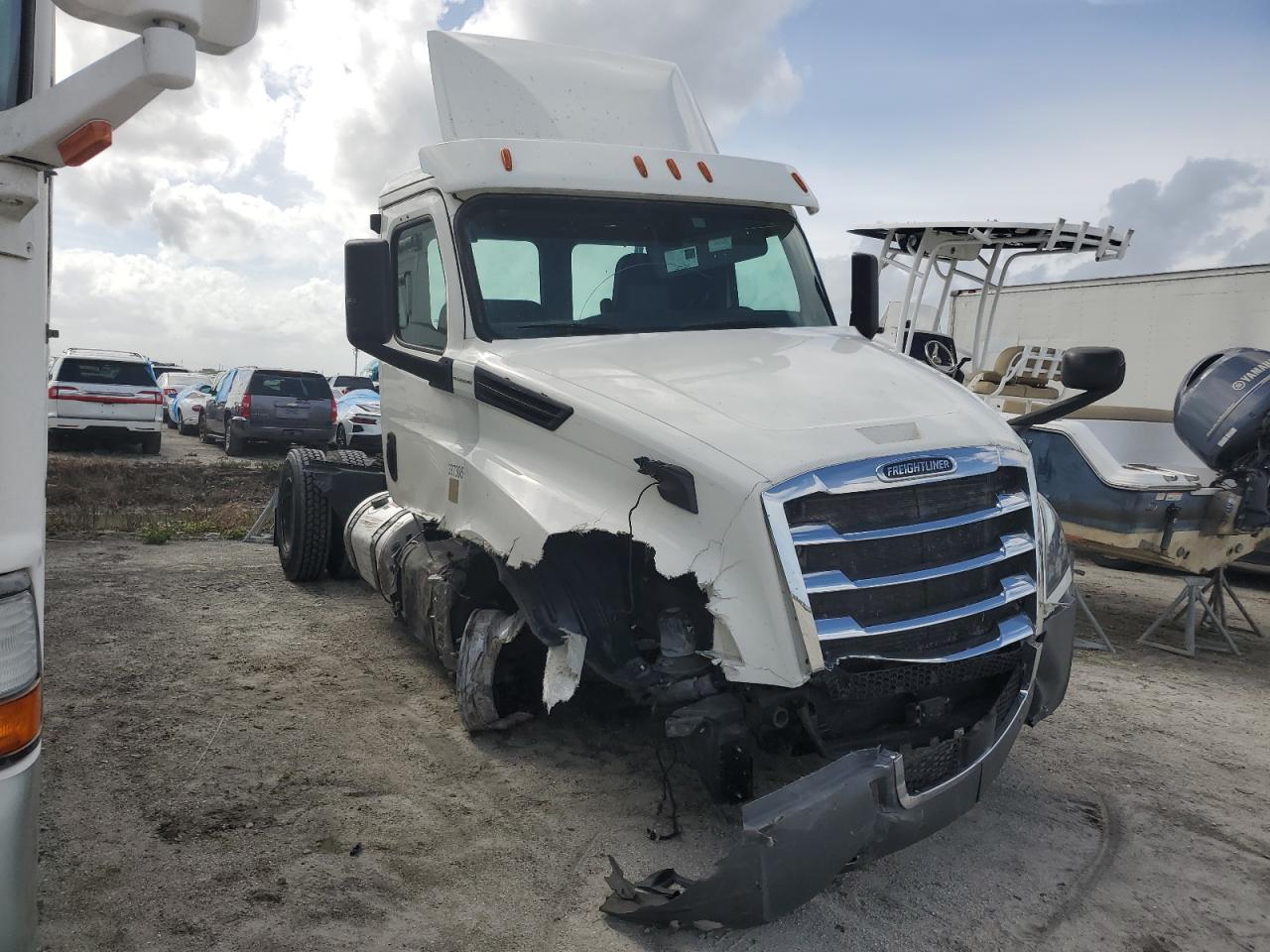 Lot #2972211147 2020 FREIGHTLINER CASCADIA 1