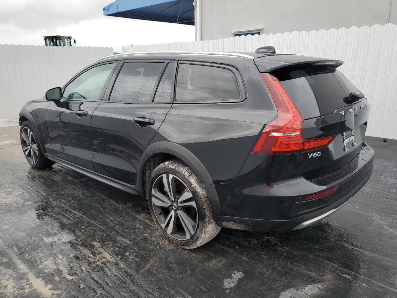 Lot #2976941665 2024 VOLVO V60 CROSS