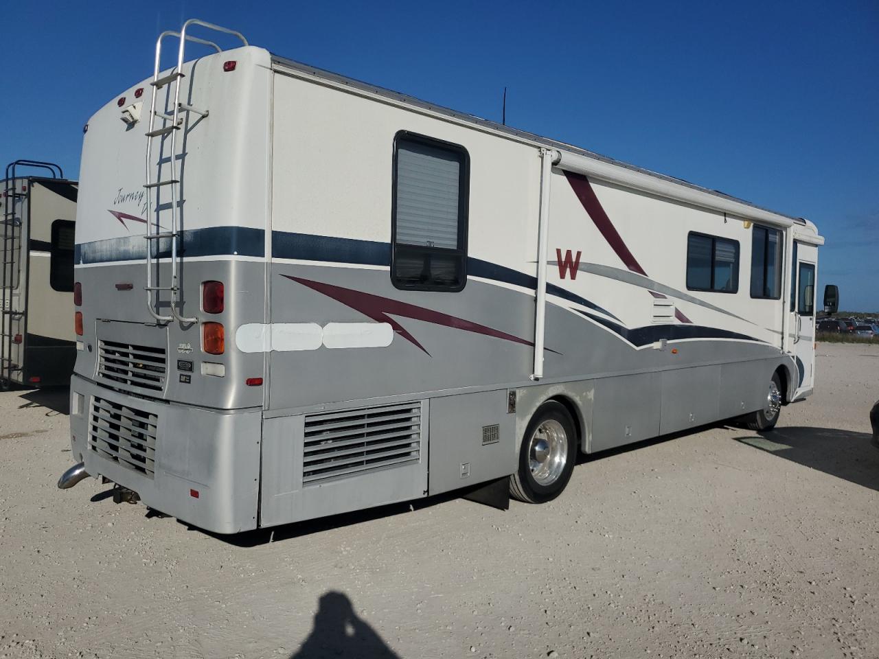 Lot #2981313819 2001 WINNEBAGO JOURNEY