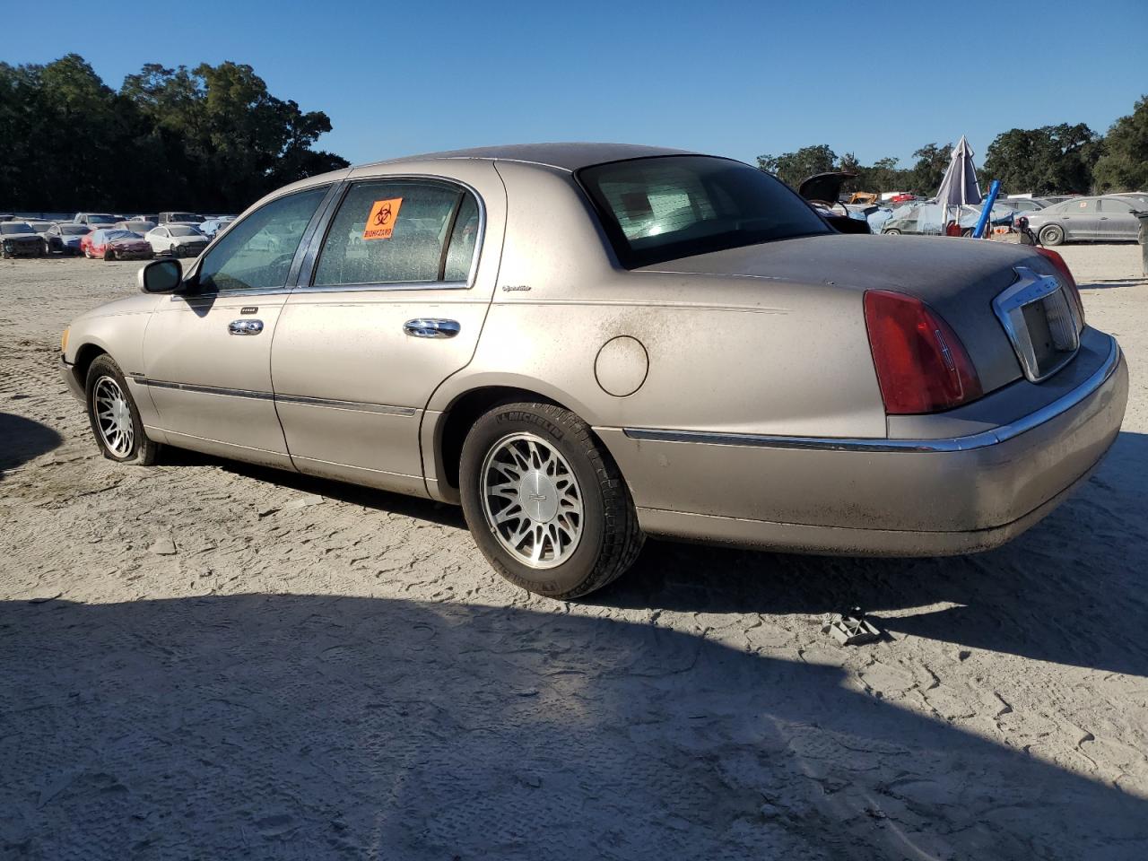 Lot #3041838454 2001 LINCOLN TOWN CAR S