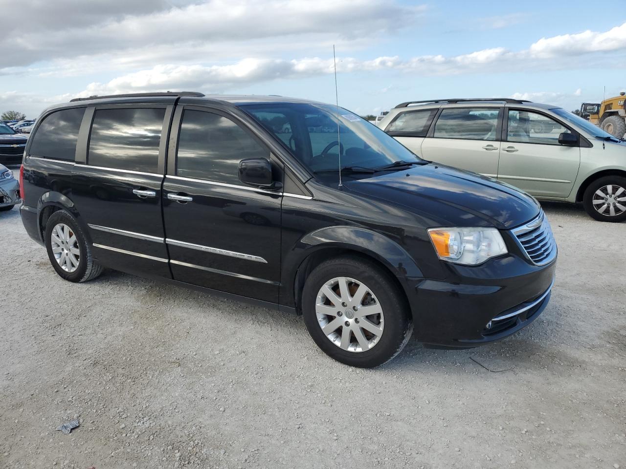 Lot #2994245948 2014 CHRYSLER TOWN & COU