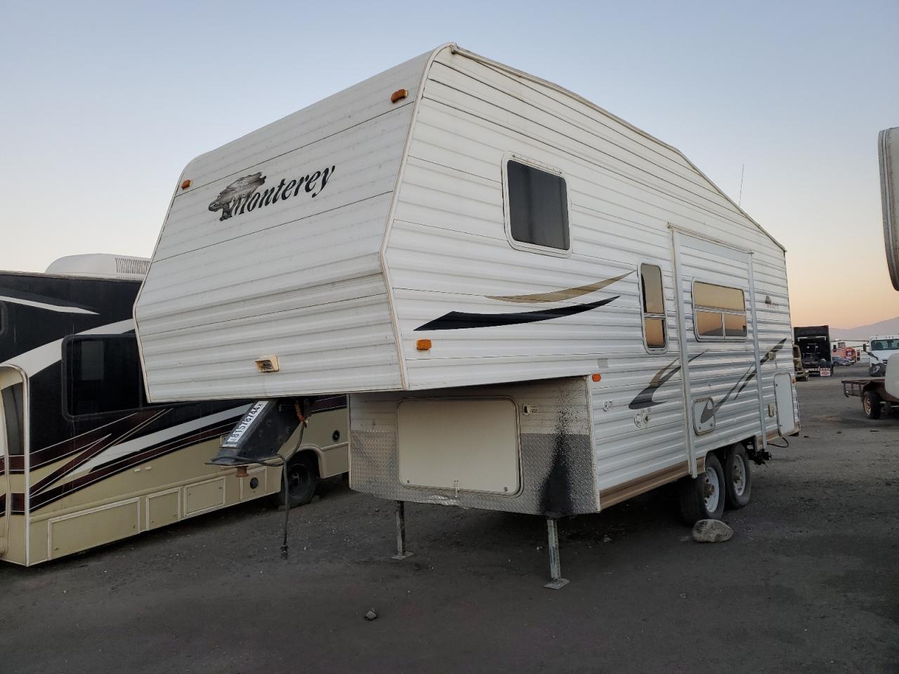 Lot #3006379106 2004 MONT 5TH WHEEL