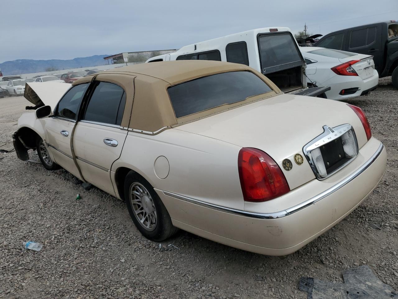 Lot #3025788327 1998 LINCOLN TOWN CAR C