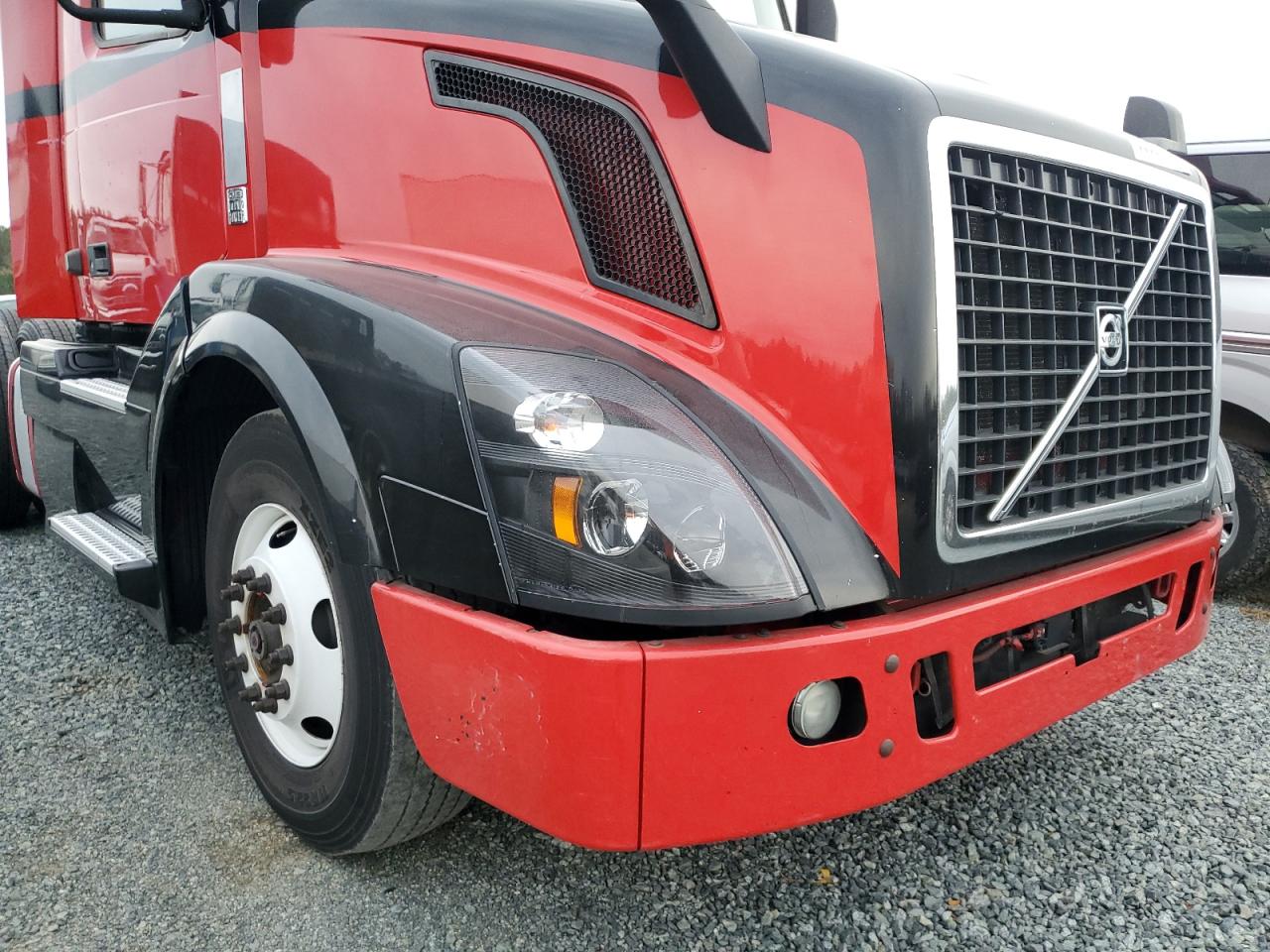 Lot #2996718801 2016 VOLVO VN VNL