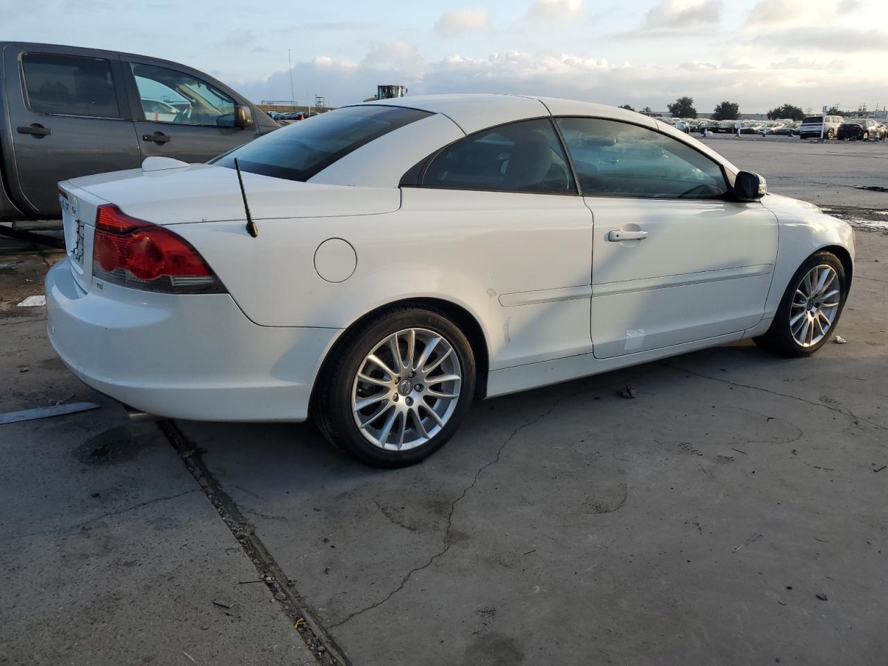 Lot #2962533832 2009 VOLVO C70 T5