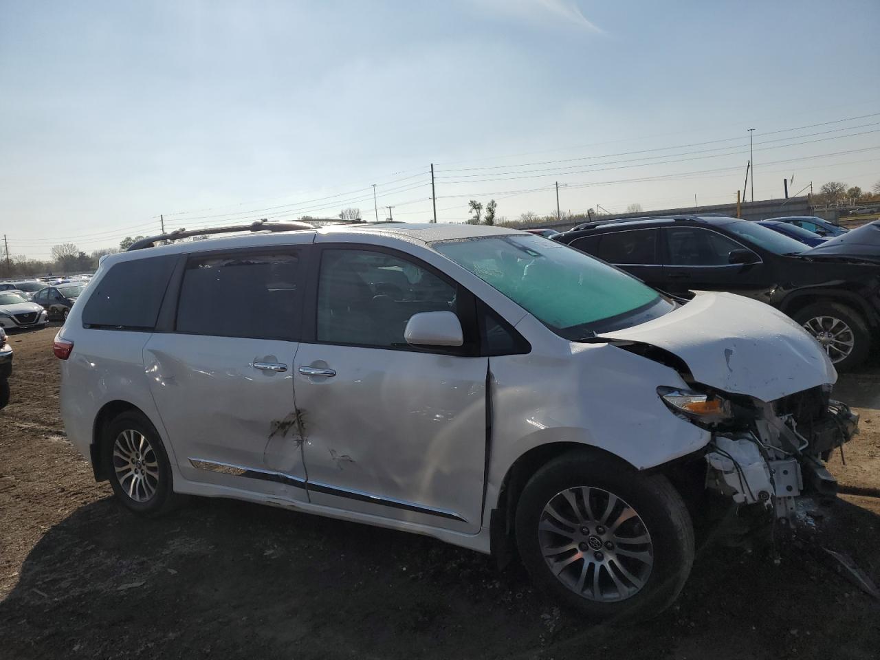 Lot #3020472182 2018 TOYOTA SIENNA VAN