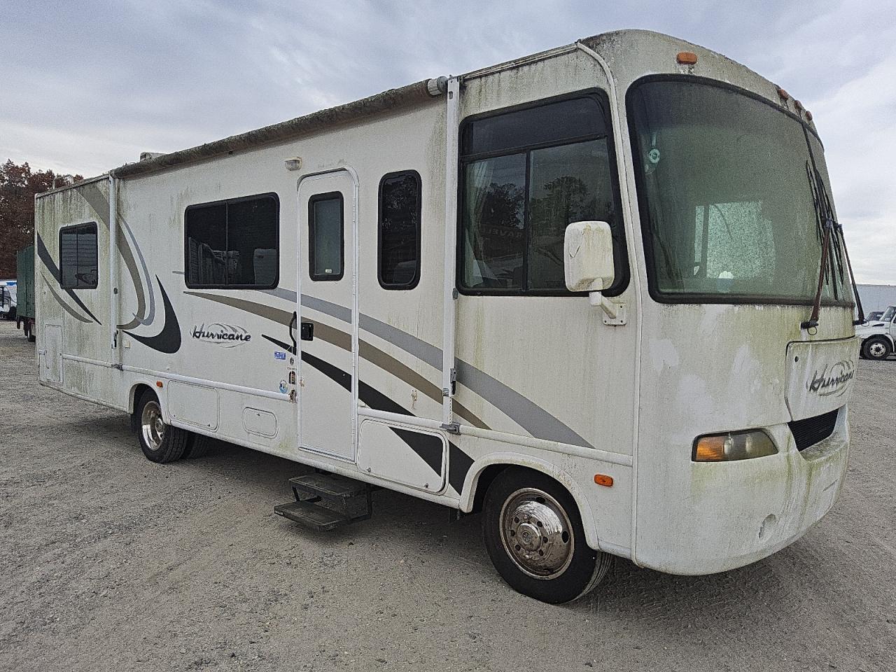 Lot #3030456465 2005 FORD MOTORHOME