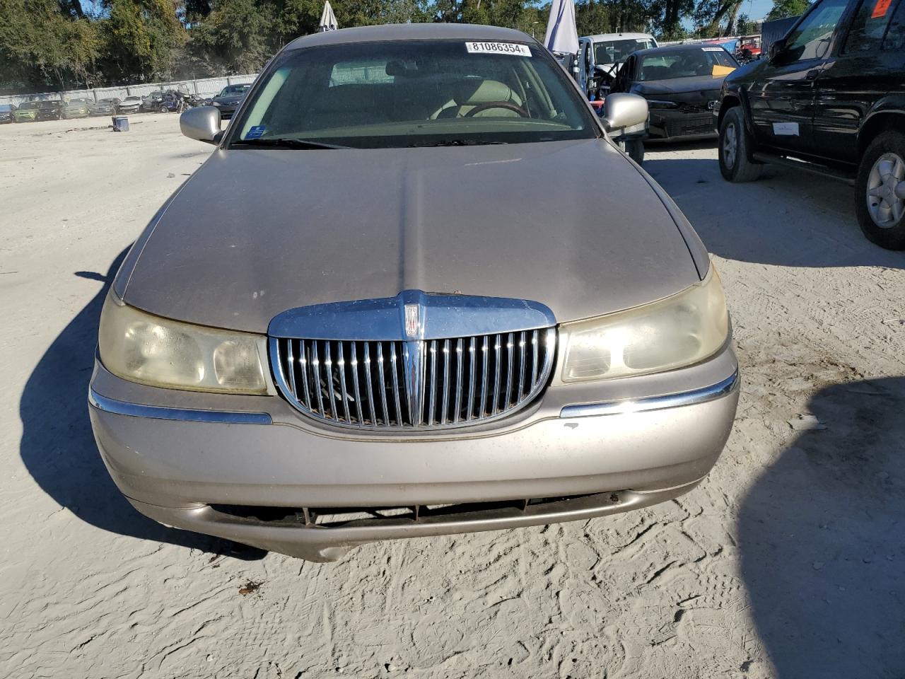 Lot #3041838454 2001 LINCOLN TOWN CAR S