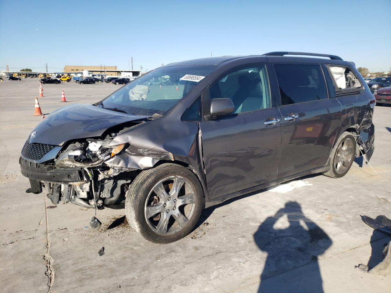 Lot #2988335771 2017 TOYOTA SIENNA SE