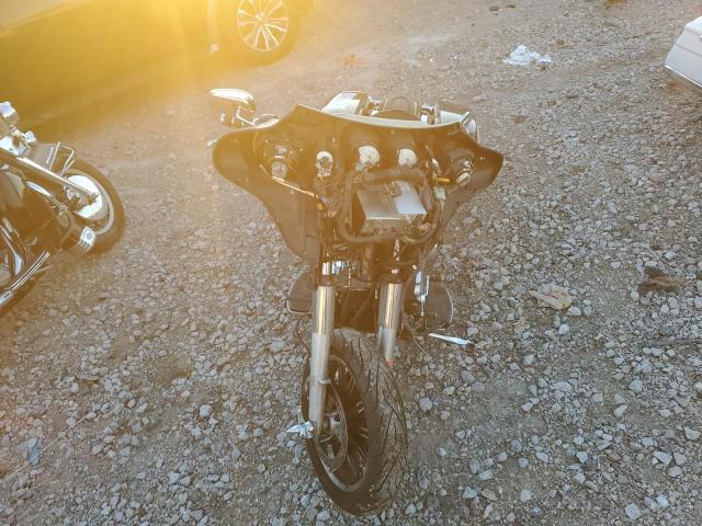 2011 HARLEY-DAVIDSON FLHTCU 1HD1FC412BB657685