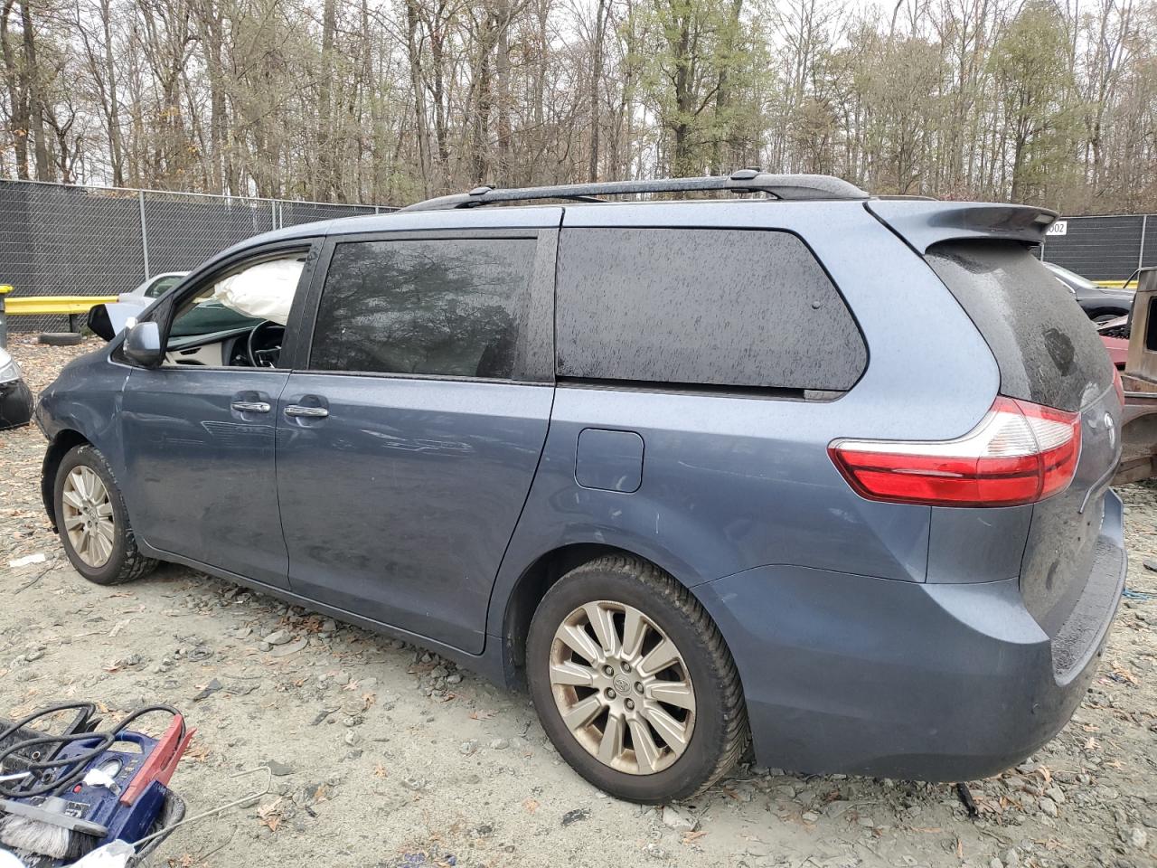 Lot #3004124893 2015 TOYOTA SIENNA XLE