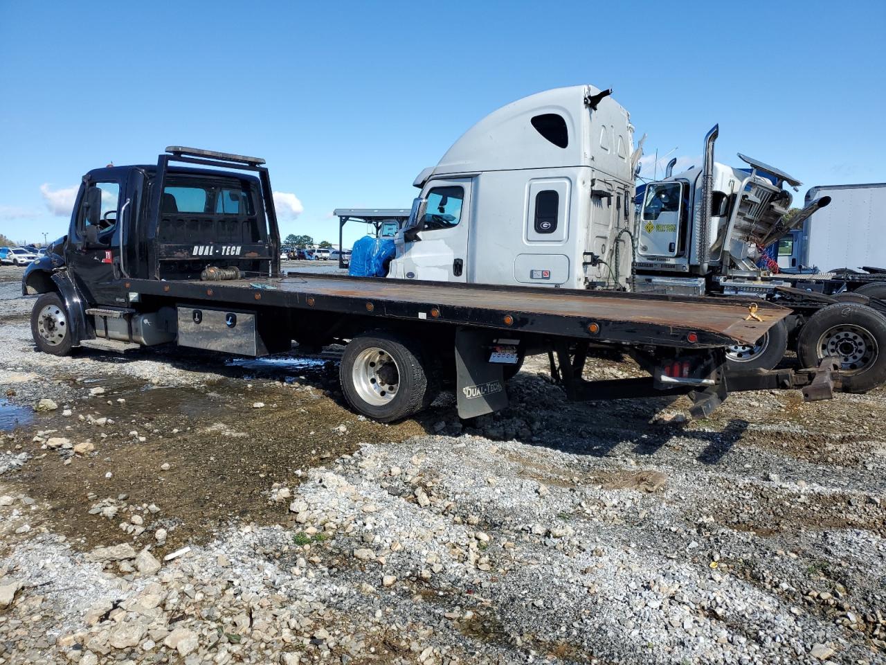 Lot #3020929679 2006 FREIGHTLINER M2 106 MED